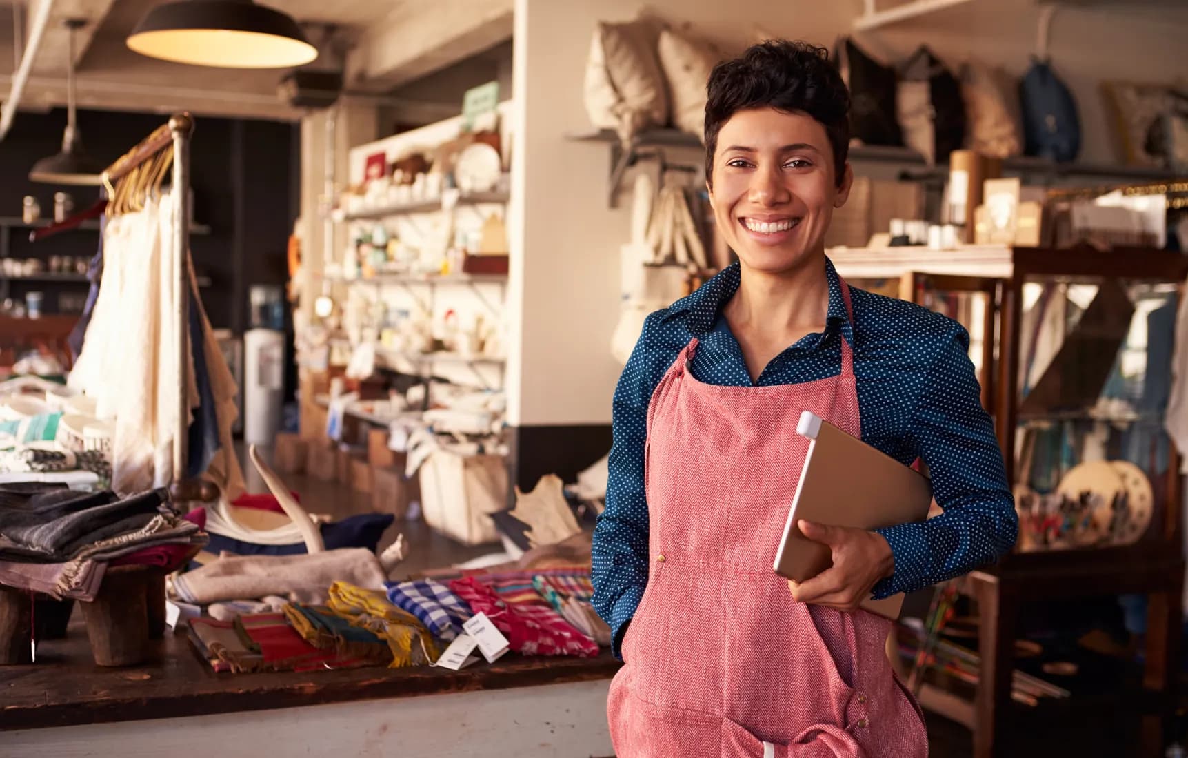 Mujer con tablet en microempresa